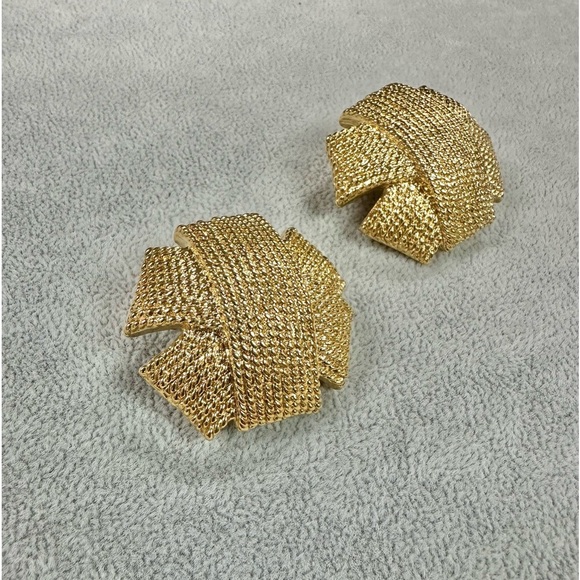 Vintage Avon Large Gold Tone Textured Chunky Statement Clip On Earrings - Picture 2 of 4